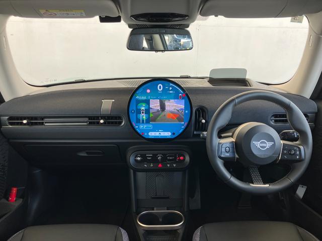 ＭＩＮＩ クーパーＣ　クラシック・トリム　認定中古車　元試乗車　ハーフレザーシート　ヘッドアップディスプレイ　純正ナビ　ＡｐｐｌｅＣａｒＰｌａｙ　ステアリングヒーター　アクティブクルーズコントロール　白ルーフ＆ミラー　シートヒーター　１６ＡＷ（4枚目）