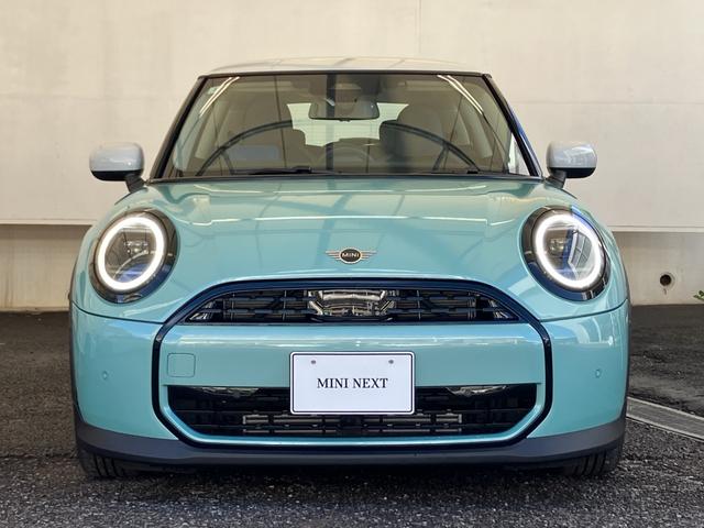 ＭＩＮＩ クーパーＣ　クラシック・トリム　認定中古車　元試乗車　ハーフレザーシート　ヘッドアップディスプレイ　純正ナビ　ＡｐｐｌｅＣａｒＰｌａｙ　ステアリングヒーター　アクティブクルーズコントロール　白ルーフ＆ミラー　シートヒーター　１６ＡＷ（5枚目）