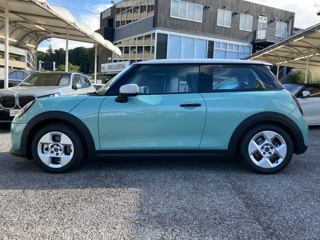 ＭＩＮＩ クーパーＣ　クラシック・トリム　認定中古車　元試乗車　ハーフレザーシート　ヘッドアップディスプレイ　純正ナビ　ＡｐｐｌｅＣａｒＰｌａｙ　ステアリングヒーター　アクティブクルーズコントロール　白ルーフ＆ミラー　シートヒーター　１６ＡＷ（6枚目）