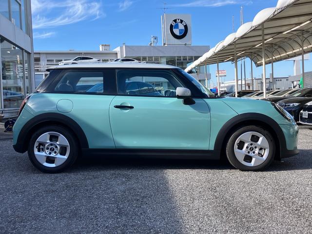 ＭＩＮＩ クーパーＣ　クラシック・トリム　認定中古車　元試乗車　ハーフレザーシート　ヘッドアップディスプレイ　純正ナビ　ＡｐｐｌｅＣａｒＰｌａｙ　ステアリングヒーター　アクティブクルーズコントロール　白ルーフ＆ミラー　シートヒーター　１６ＡＷ（7枚目）