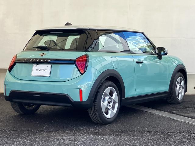 ＭＩＮＩ クーパーＣ　クラシック・トリム　認定中古車　元試乗車　ハーフレザーシート　ヘッドアップディスプレイ　純正ナビ　ＡｐｐｌｅＣａｒＰｌａｙ　ステアリングヒーター　アクティブクルーズコントロール　白ルーフ＆ミラー　シートヒーター　１６ＡＷ（8枚目）