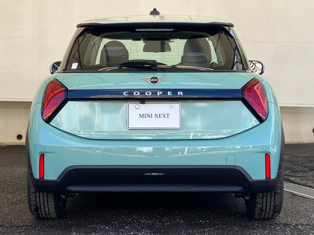 ＭＩＮＩ クーパーＣ　クラシック・トリム　認定中古車　元試乗車　ハーフレザーシート　ヘッドアップディスプレイ　純正ナビ　ＡｐｐｌｅＣａｒＰｌａｙ　ステアリングヒーター　アクティブクルーズコントロール　白ルーフ＆ミラー　シートヒーター　１６ＡＷ（9枚目）