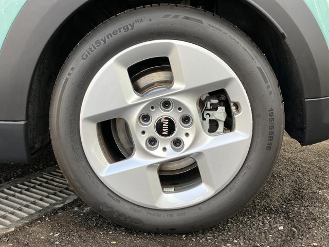 ＭＩＮＩ クーパーＣ　クラシック・トリム　認定中古車　元試乗車　ハーフレザーシート　ヘッドアップディスプレイ　純正ナビ　ＡｐｐｌｅＣａｒＰｌａｙ　ステアリングヒーター　アクティブクルーズコントロール　白ルーフ＆ミラー　シートヒーター　１６ＡＷ（11枚目）