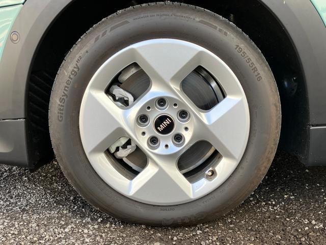 ＭＩＮＩ クーパーＣ　クラシック・トリム　認定中古車　元試乗車　ハーフレザーシート　ヘッドアップディスプレイ　純正ナビ　ＡｐｐｌｅＣａｒＰｌａｙ　ステアリングヒーター　アクティブクルーズコントロール　白ルーフ＆ミラー　シートヒーター　１６ＡＷ（12枚目）