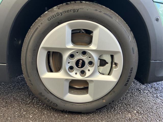 ＭＩＮＩ クーパーＣ　クラシック・トリム　認定中古車　元試乗車　ハーフレザーシート　ヘッドアップディスプレイ　純正ナビ　ＡｐｐｌｅＣａｒＰｌａｙ　ステアリングヒーター　アクティブクルーズコントロール　白ルーフ＆ミラー　シートヒーター　１６ＡＷ（13枚目）