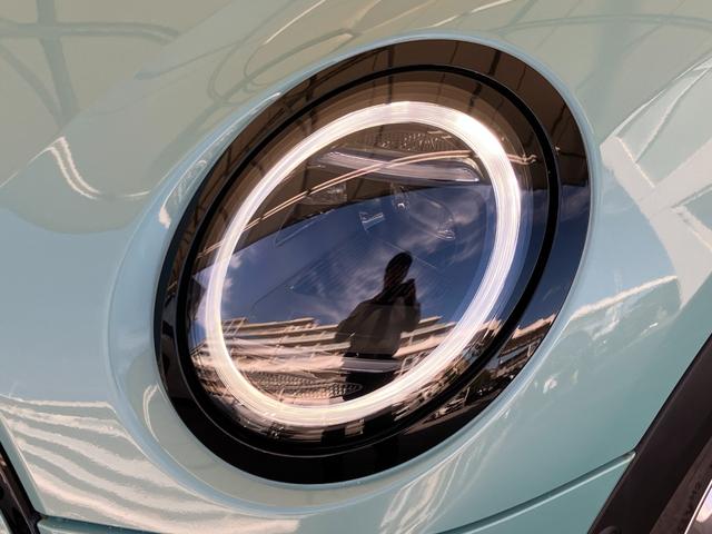 ＭＩＮＩ クーパーＣ　クラシック・トリム　認定中古車　元試乗車　ハーフレザーシート　ヘッドアップディスプレイ　純正ナビ　ＡｐｐｌｅＣａｒＰｌａｙ　ステアリングヒーター　アクティブクルーズコントロール　白ルーフ＆ミラー　シートヒーター　１６ＡＷ（14枚目）