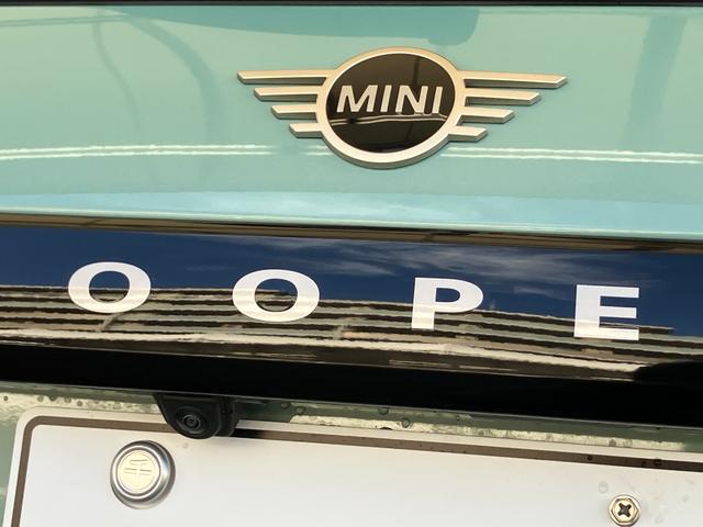 ＭＩＮＩ クーパーＣ　クラシック・トリム　認定中古車　元試乗車　ハーフレザーシート　ヘッドアップディスプレイ　純正ナビ　ＡｐｐｌｅＣａｒＰｌａｙ　ステアリングヒーター　アクティブクルーズコントロール　白ルーフ＆ミラー　シートヒーター　１６ＡＷ（18枚目）