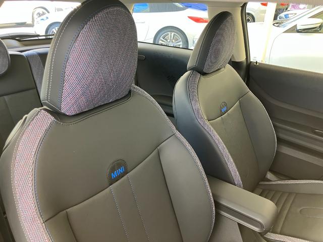 ＭＩＮＩ クーパーＣ　クラシック・トリム　認定中古車　元試乗車　ハーフレザーシート　ヘッドアップディスプレイ　純正ナビ　ＡｐｐｌｅＣａｒＰｌａｙ　ステアリングヒーター　アクティブクルーズコントロール　白ルーフ＆ミラー　シートヒーター　１６ＡＷ（20枚目）