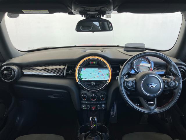 ＭＩＮＩ ジョンクーパーワークス　認定中古車　純正ＨＤＤナビ　ＡＣＣ　２年保証付　ＥＴＣ　ヘッドアップディスプレイ　赤ルーフ＆ミラーキャップ　ボンネットストライプ赤　バックカメラ　１７インチＡＷ（4枚目）