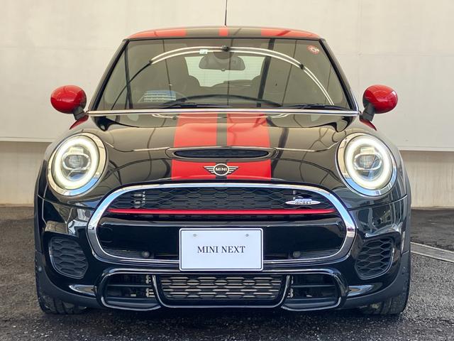 ＭＩＮＩ ジョンクーパーワークス　認定中古車　純正ＨＤＤナビ　ＡＣＣ　２年保証付　ＥＴＣ　ヘッドアップディスプレイ　赤ルーフ＆ミラーキャップ　ボンネットストライプ赤　バックカメラ　１７インチＡＷ（5枚目）