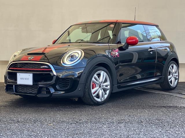 ＭＩＮＩ ジョンクーパーワークス　認定中古車　純正ＨＤＤナビ　ＡＣＣ　２年保証付　ＥＴＣ　ヘッドアップディスプレイ　赤ルーフ＆ミラーキャップ　ボンネットストライプ赤　バックカメラ　１７インチＡＷ（6枚目）