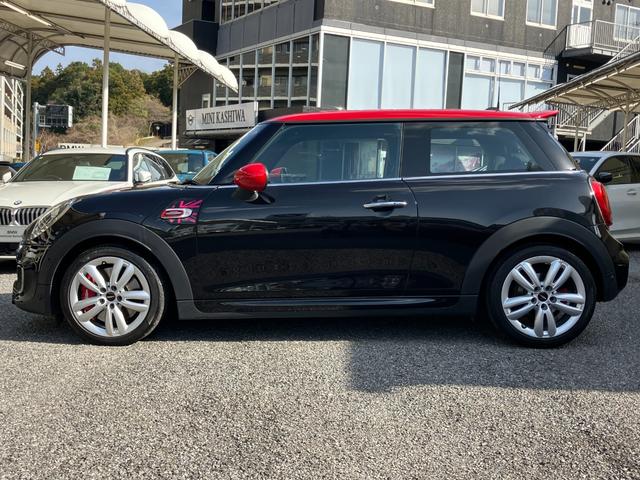 ＭＩＮＩ ジョンクーパーワークス　認定中古車　純正ＨＤＤナビ　ＡＣＣ　２年保証付　ＥＴＣ　ヘッドアップディスプレイ　赤ルーフ＆ミラーキャップ　ボンネットストライプ赤　バックカメラ　１７インチＡＷ（7枚目）