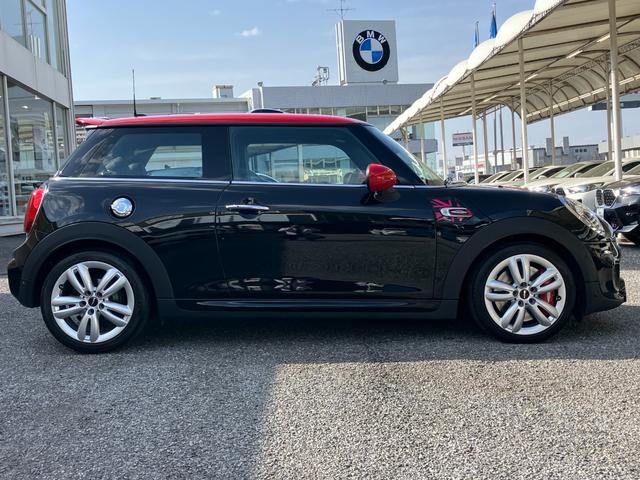 ＭＩＮＩ ジョンクーパーワークス　認定中古車　純正ＨＤＤナビ　ＡＣＣ　２年保証付　ＥＴＣ　ヘッドアップディスプレイ　赤ルーフ＆ミラーキャップ　ボンネットストライプ赤　バックカメラ　１７インチＡＷ（8枚目）