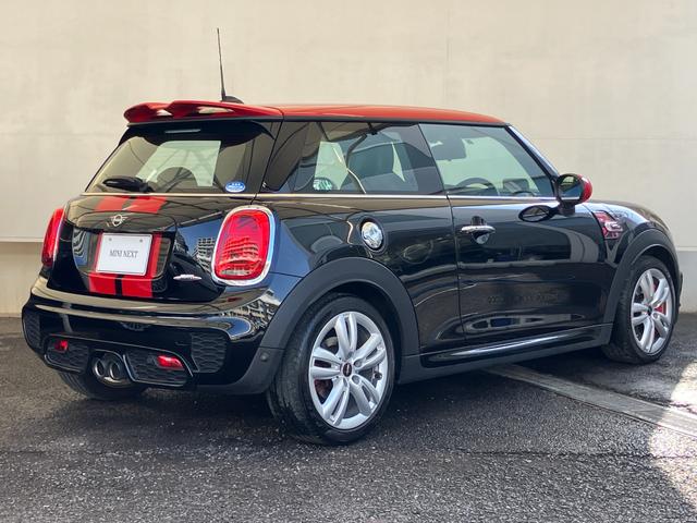 ＭＩＮＩ ジョンクーパーワークス　認定中古車　純正ＨＤＤナビ　ＡＣＣ　２年保証付　ＥＴＣ　ヘッドアップディスプレイ　赤ルーフ＆ミラーキャップ　ボンネットストライプ赤　バックカメラ　１７インチＡＷ（9枚目）