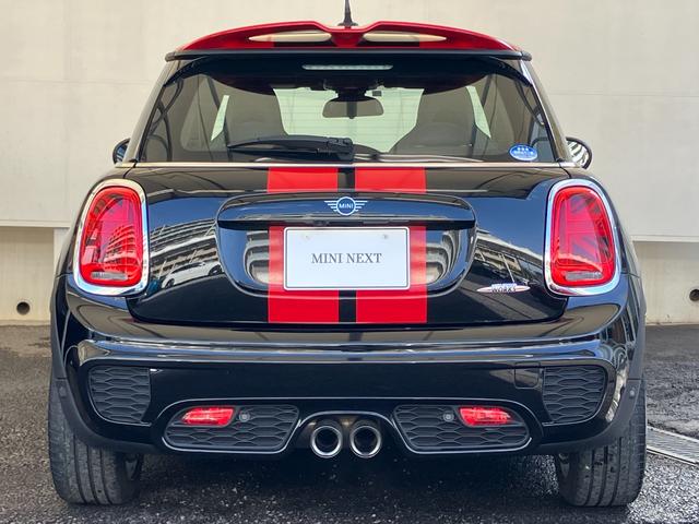 ＭＩＮＩ ジョンクーパーワークス　認定中古車　純正ＨＤＤナビ　ＡＣＣ　２年保証付　ＥＴＣ　ヘッドアップディスプレイ　赤ルーフ＆ミラーキャップ　ボンネットストライプ赤　バックカメラ　１７インチＡＷ（10枚目）