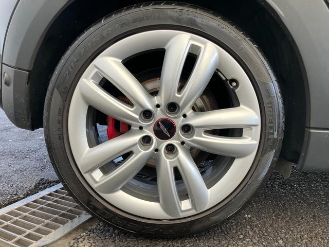 ＭＩＮＩ ジョンクーパーワークス　認定中古車　純正ＨＤＤナビ　ＡＣＣ　２年保証付　ＥＴＣ　ヘッドアップディスプレイ　赤ルーフ＆ミラーキャップ　ボンネットストライプ赤　バックカメラ　１７インチＡＷ（11枚目）