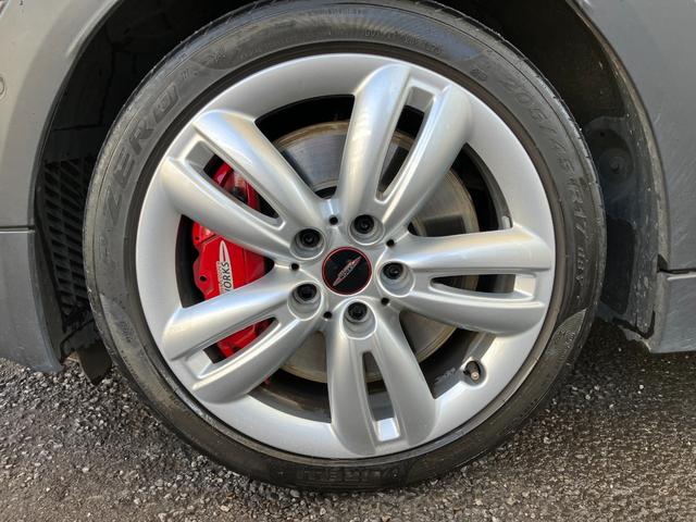 ＭＩＮＩ ジョンクーパーワークス　認定中古車　純正ＨＤＤナビ　ＡＣＣ　２年保証付　ＥＴＣ　ヘッドアップディスプレイ　赤ルーフ＆ミラーキャップ　ボンネットストライプ赤　バックカメラ　１７インチＡＷ（12枚目）