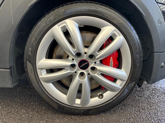 ＭＩＮＩ ジョンクーパーワークス　認定中古車　純正ＨＤＤナビ　ＡＣＣ　２年保証付　ＥＴＣ　ヘッドアップディスプレイ　赤ルーフ＆ミラーキャップ　ボンネットストライプ赤　バックカメラ　１７インチＡＷ（13枚目）