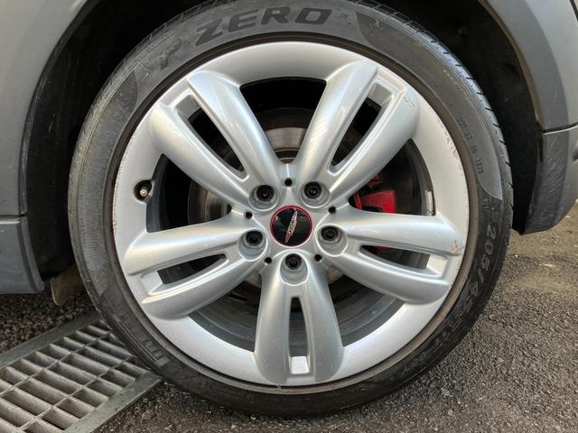 ＭＩＮＩ ジョンクーパーワークス　認定中古車　純正ＨＤＤナビ　ＡＣＣ　２年保証付　ＥＴＣ　ヘッドアップディスプレイ　赤ルーフ＆ミラーキャップ　ボンネットストライプ赤　バックカメラ　１７インチＡＷ（14枚目）