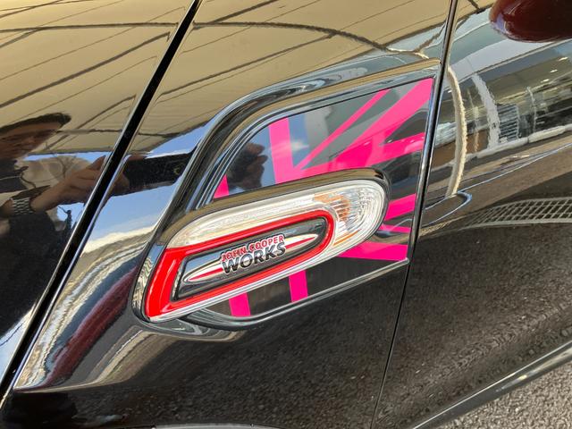 ＭＩＮＩ ジョンクーパーワークス　認定中古車　純正ＨＤＤナビ　ＡＣＣ　２年保証付　ＥＴＣ　ヘッドアップディスプレイ　赤ルーフ＆ミラーキャップ　ボンネットストライプ赤　バックカメラ　１７インチＡＷ（16枚目）