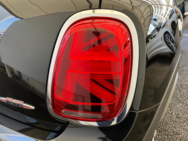 ＭＩＮＩ ジョンクーパーワークス　認定中古車　純正ＨＤＤナビ　ＡＣＣ　２年保証付　ＥＴＣ　ヘッドアップディスプレイ　赤ルーフ＆ミラーキャップ　ボンネットストライプ赤　バックカメラ　１７インチＡＷ（19枚目）
