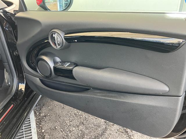 ＭＩＮＩ ジョンクーパーワークス　認定中古車　純正ＨＤＤナビ　ＡＣＣ　２年保証付　ＥＴＣ　ヘッドアップディスプレイ　赤ルーフ＆ミラーキャップ　ボンネットストライプ赤　バックカメラ　１７インチＡＷ（20枚目）