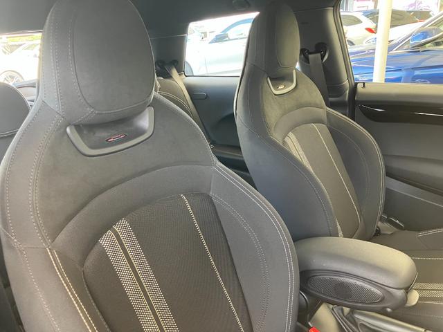 ＭＩＮＩ ジョンクーパーワークス　認定中古車　純正ＨＤＤナビ　ＡＣＣ　２年保証付　ＥＴＣ　ヘッドアップディスプレイ　赤ルーフ＆ミラーキャップ　ボンネットストライプ赤　バックカメラ　１７インチＡＷ（21枚目）