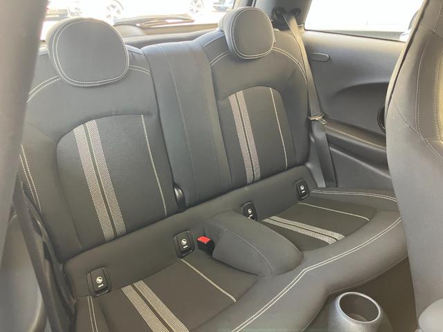 ＭＩＮＩ ジョンクーパーワークス　認定中古車　純正ＨＤＤナビ　ＡＣＣ　２年保証付　ＥＴＣ　ヘッドアップディスプレイ　赤ルーフ＆ミラーキャップ　ボンネットストライプ赤　バックカメラ　１７インチＡＷ（23枚目）