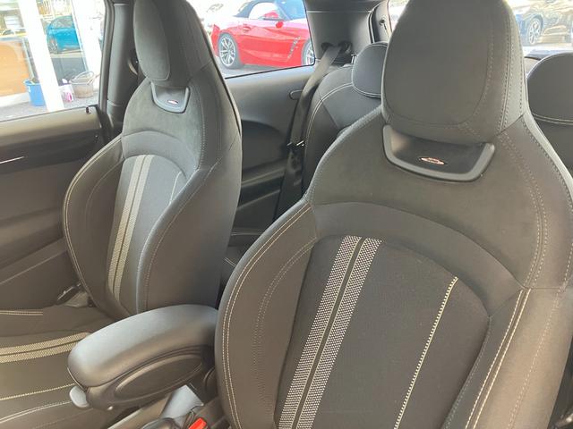 ＭＩＮＩ ジョンクーパーワークス　認定中古車　純正ＨＤＤナビ　ＡＣＣ　２年保証付　ＥＴＣ　ヘッドアップディスプレイ　赤ルーフ＆ミラーキャップ　ボンネットストライプ赤　バックカメラ　１７インチＡＷ（24枚目）