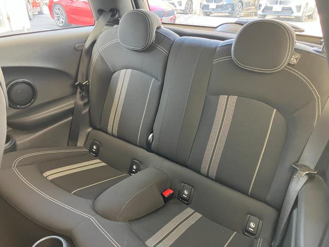 ＭＩＮＩ ジョンクーパーワークス　認定中古車　純正ＨＤＤナビ　ＡＣＣ　２年保証付　ＥＴＣ　ヘッドアップディスプレイ　赤ルーフ＆ミラーキャップ　ボンネットストライプ赤　バックカメラ　１７インチＡＷ（25枚目）