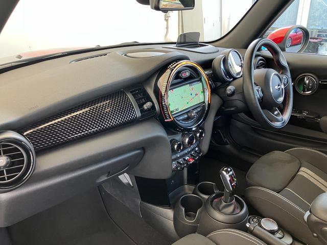 ＭＩＮＩ ジョンクーパーワークス　認定中古車　純正ＨＤＤナビ　ＡＣＣ　２年保証付　ＥＴＣ　ヘッドアップディスプレイ　赤ルーフ＆ミラーキャップ　ボンネットストライプ赤　バックカメラ　１７インチＡＷ（26枚目）