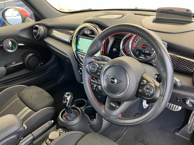 ＭＩＮＩ ジョンクーパーワークス　認定中古車　純正ＨＤＤナビ　ＡＣＣ　２年保証付　ＥＴＣ　ヘッドアップディスプレイ　赤ルーフ＆ミラーキャップ　ボンネットストライプ赤　バックカメラ　１７インチＡＷ（27枚目）