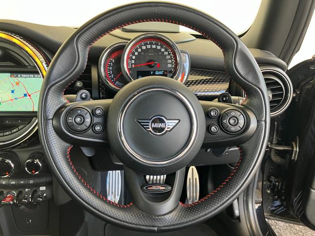 ＭＩＮＩ ジョンクーパーワークス　認定中古車　純正ＨＤＤナビ　ＡＣＣ　２年保証付　ＥＴＣ　ヘッドアップディスプレイ　赤ルーフ＆ミラーキャップ　ボンネットストライプ赤　バックカメラ　１７インチＡＷ（28枚目）