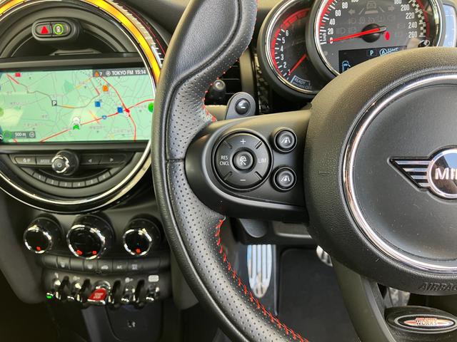 ＭＩＮＩ ジョンクーパーワークス　認定中古車　純正ＨＤＤナビ　ＡＣＣ　２年保証付　ＥＴＣ　ヘッドアップディスプレイ　赤ルーフ＆ミラーキャップ　ボンネットストライプ赤　バックカメラ　１７インチＡＷ（29枚目）