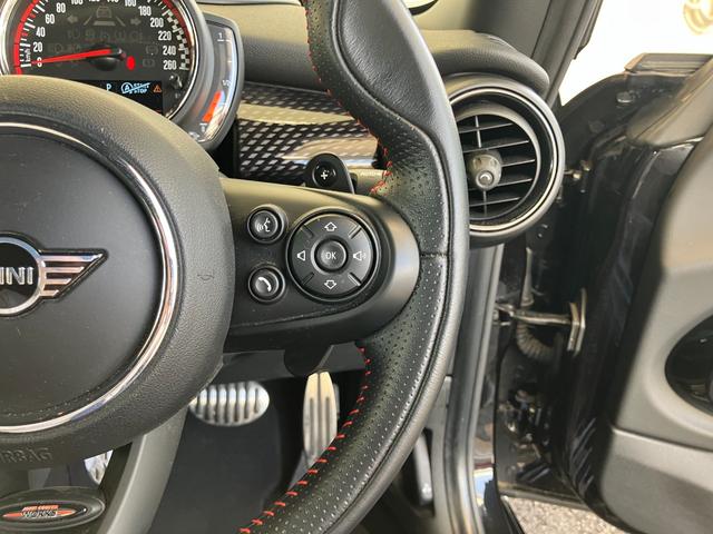 ＭＩＮＩ ジョンクーパーワークス　認定中古車　純正ＨＤＤナビ　ＡＣＣ　２年保証付　ＥＴＣ　ヘッドアップディスプレイ　赤ルーフ＆ミラーキャップ　ボンネットストライプ赤　バックカメラ　１７インチＡＷ（30枚目）
