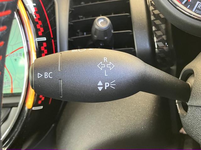 ＭＩＮＩ ジョンクーパーワークス　認定中古車　純正ＨＤＤナビ　ＡＣＣ　２年保証付　ＥＴＣ　ヘッドアップディスプレイ　赤ルーフ＆ミラーキャップ　ボンネットストライプ赤　バックカメラ　１７インチＡＷ（31枚目）