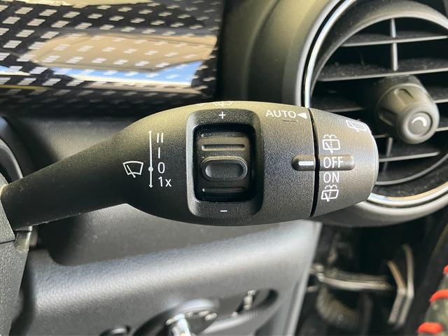 ＭＩＮＩ ジョンクーパーワークス　認定中古車　純正ＨＤＤナビ　ＡＣＣ　２年保証付　ＥＴＣ　ヘッドアップディスプレイ　赤ルーフ＆ミラーキャップ　ボンネットストライプ赤　バックカメラ　１７インチＡＷ（32枚目）