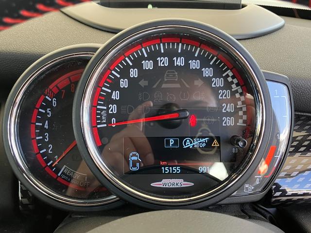 ＭＩＮＩ ジョンクーパーワークス　認定中古車　純正ＨＤＤナビ　ＡＣＣ　２年保証付　ＥＴＣ　ヘッドアップディスプレイ　赤ルーフ＆ミラーキャップ　ボンネットストライプ赤　バックカメラ　１７インチＡＷ（33枚目）