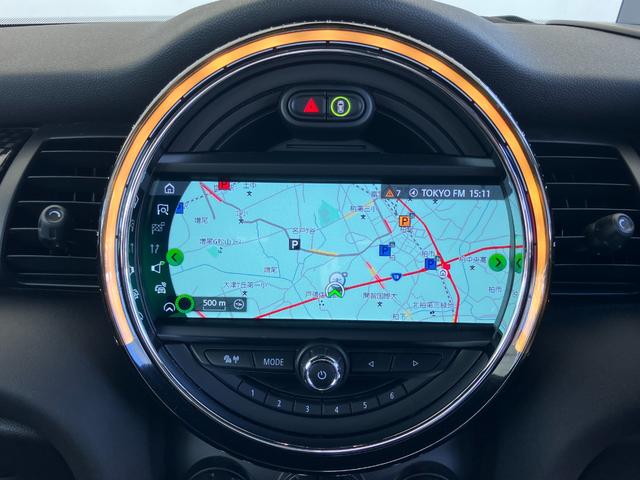 ＭＩＮＩ ジョンクーパーワークス　認定中古車　純正ＨＤＤナビ　ＡＣＣ　２年保証付　ＥＴＣ　ヘッドアップディスプレイ　赤ルーフ＆ミラーキャップ　ボンネットストライプ赤　バックカメラ　１７インチＡＷ（35枚目）