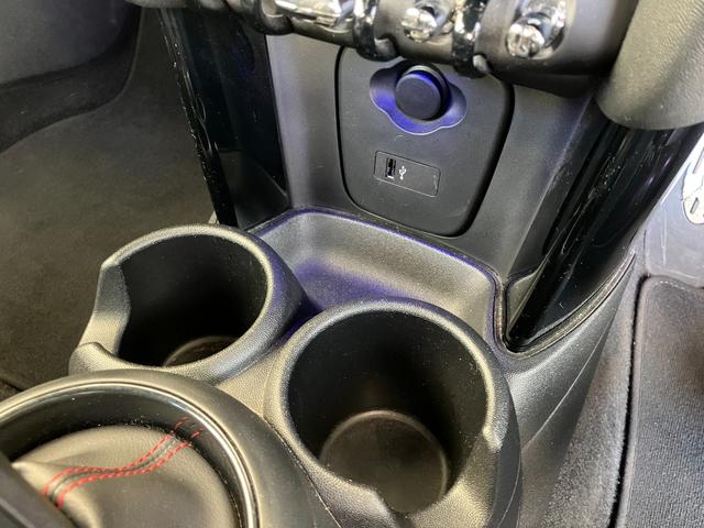 ＭＩＮＩ ジョンクーパーワークス　認定中古車　純正ＨＤＤナビ　ＡＣＣ　２年保証付　ＥＴＣ　ヘッドアップディスプレイ　赤ルーフ＆ミラーキャップ　ボンネットストライプ赤　バックカメラ　１７インチＡＷ（38枚目）