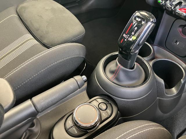 ＭＩＮＩ ジョンクーパーワークス　認定中古車　純正ＨＤＤナビ　ＡＣＣ　２年保証付　ＥＴＣ　ヘッドアップディスプレイ　赤ルーフ＆ミラーキャップ　ボンネットストライプ赤　バックカメラ　１７インチＡＷ（39枚目）