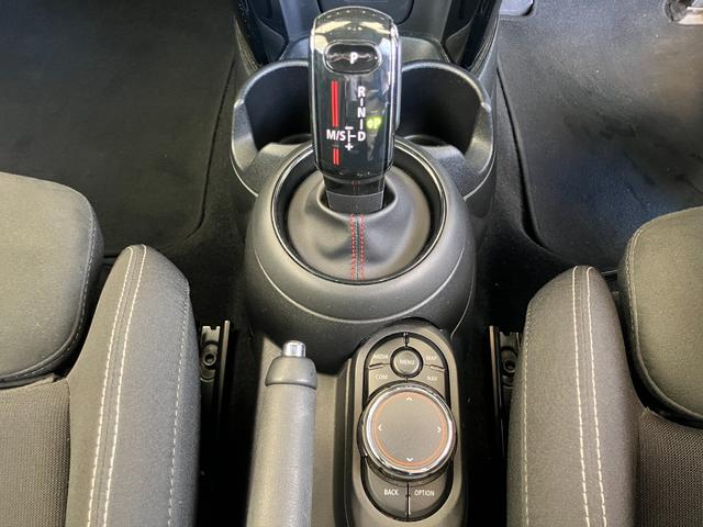 ＭＩＮＩ ジョンクーパーワークス　認定中古車　純正ＨＤＤナビ　ＡＣＣ　２年保証付　ＥＴＣ　ヘッドアップディスプレイ　赤ルーフ＆ミラーキャップ　ボンネットストライプ赤　バックカメラ　１７インチＡＷ（40枚目）