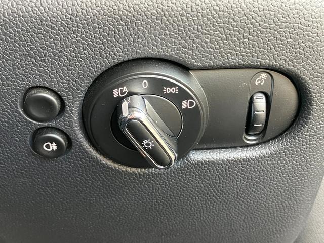 ＭＩＮＩ ジョンクーパーワークス　認定中古車　純正ＨＤＤナビ　ＡＣＣ　２年保証付　ＥＴＣ　ヘッドアップディスプレイ　赤ルーフ＆ミラーキャップ　ボンネットストライプ赤　バックカメラ　１７インチＡＷ（44枚目）