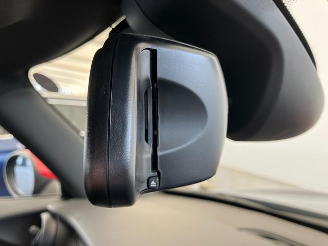 ＭＩＮＩ ジョンクーパーワークス　認定中古車　純正ＨＤＤナビ　ＡＣＣ　２年保証付　ＥＴＣ　ヘッドアップディスプレイ　赤ルーフ＆ミラーキャップ　ボンネットストライプ赤　バックカメラ　１７インチＡＷ（45枚目）