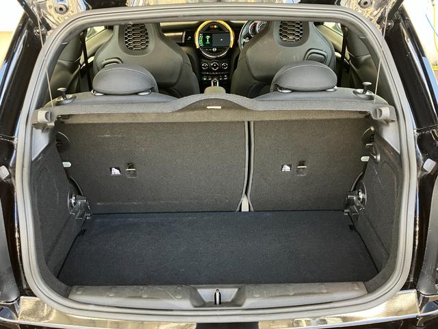 ＭＩＮＩ ジョンクーパーワークス　認定中古車　純正ＨＤＤナビ　ＡＣＣ　２年保証付　ＥＴＣ　ヘッドアップディスプレイ　赤ルーフ＆ミラーキャップ　ボンネットストライプ赤　バックカメラ　１７インチＡＷ（47枚目）