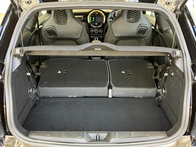 ＭＩＮＩ ジョンクーパーワークス　認定中古車　純正ＨＤＤナビ　ＡＣＣ　２年保証付　ＥＴＣ　ヘッドアップディスプレイ　赤ルーフ＆ミラーキャップ　ボンネットストライプ赤　バックカメラ　１７インチＡＷ（48枚目）