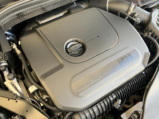 ＭＩＮＩ ジョンクーパーワークス　認定中古車　純正ＨＤＤナビ　ＡＣＣ　２年保証付　ＥＴＣ　ヘッドアップディスプレイ　赤ルーフ＆ミラーキャップ　ボンネットストライプ赤　バックカメラ　１７インチＡＷ（49枚目）