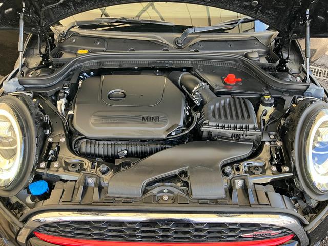 ＭＩＮＩ ジョンクーパーワークス　認定中古車　純正ＨＤＤナビ　ＡＣＣ　２年保証付　ＥＴＣ　ヘッドアップディスプレイ　赤ルーフ＆ミラーキャップ　ボンネットストライプ赤　バックカメラ　１７インチＡＷ（50枚目）