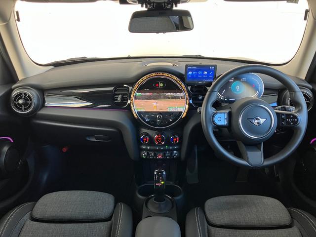 ＭＩＮＩ クーパー　プレミアムプラスパッケージクラシックトリム　認定中古車　ハーフレザーシート　電動シート　ＡｐｐｌｅＣａｒＰｌａｙ　白ルーフ＆ミラーキャップ　白ボンネットストライプ　ＡＣＣ　シートヒーター　１６インチＡＷ　ＥＴＣ（4枚目）