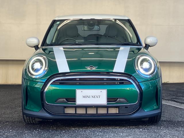 ＭＩＮＩ クーパー　プレミアムプラスパッケージクラシックトリム　認定中古車　ハーフレザーシート　電動シート　ＡｐｐｌｅＣａｒＰｌａｙ　白ルーフ＆ミラーキャップ　白ボンネットストライプ　ＡＣＣ　シートヒーター　１６インチＡＷ　ＥＴＣ（5枚目）